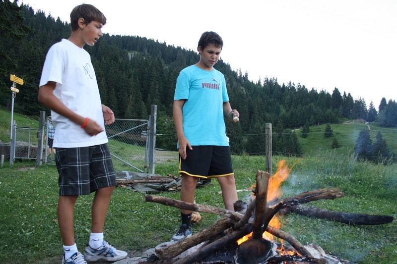 Village Camps International Summer Camp Leysin, Switzerland 2025-08-09 https://www.villagecamps.com/journals_admin/images/710-14-campfire (41).jpg